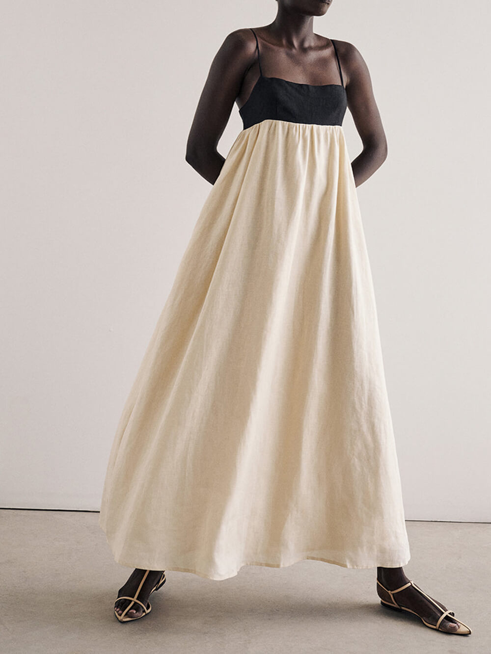 Zwart-witte maxi-jurk met losse bretels en patchwork