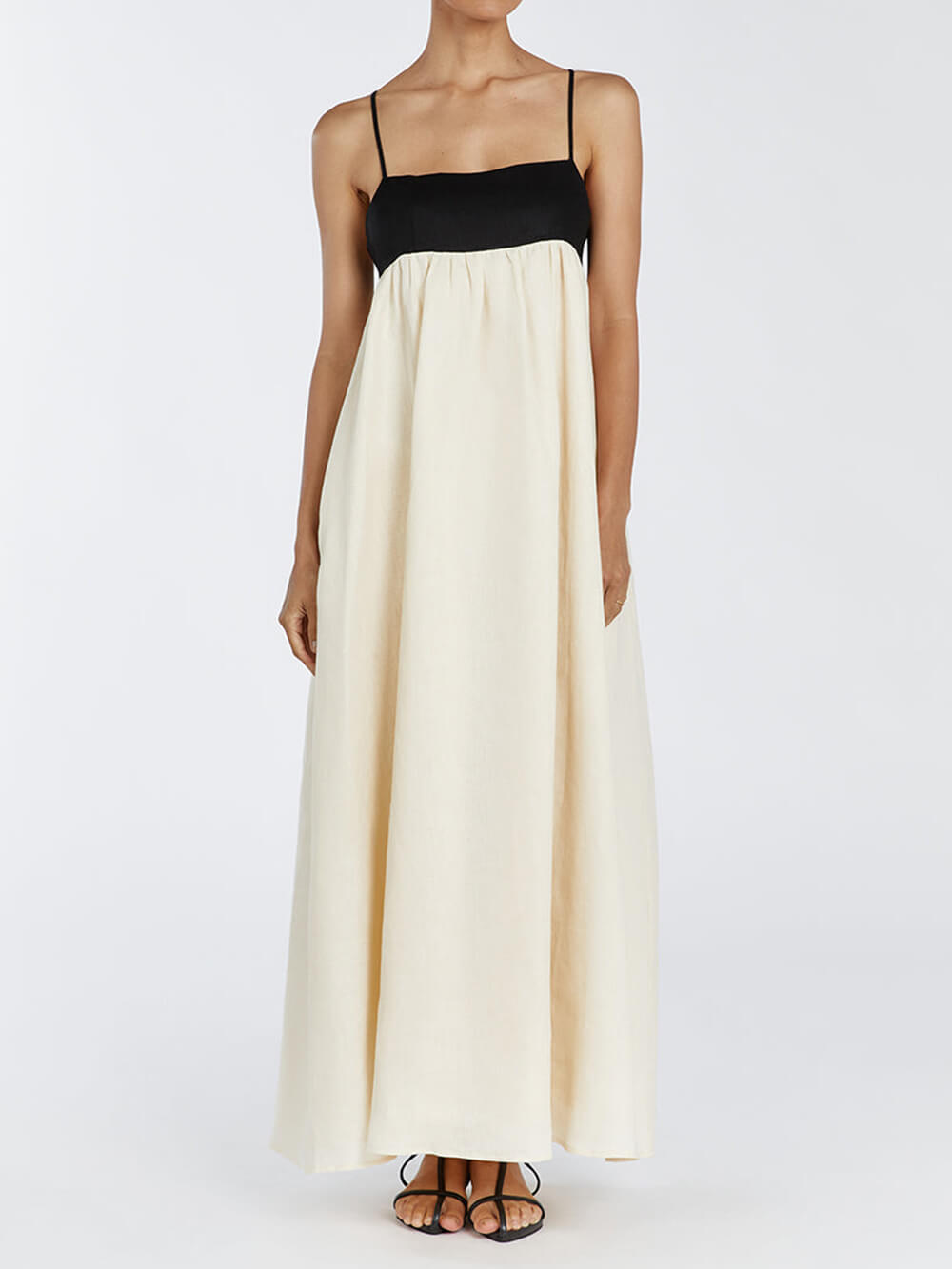 Zwart-witte maxi-jurk met losse bretels en patchwork