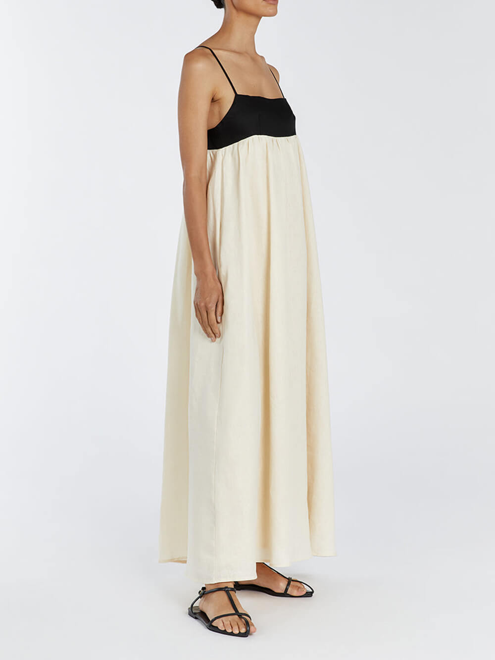 Zwart-witte maxi-jurk met losse bretels en patchwork