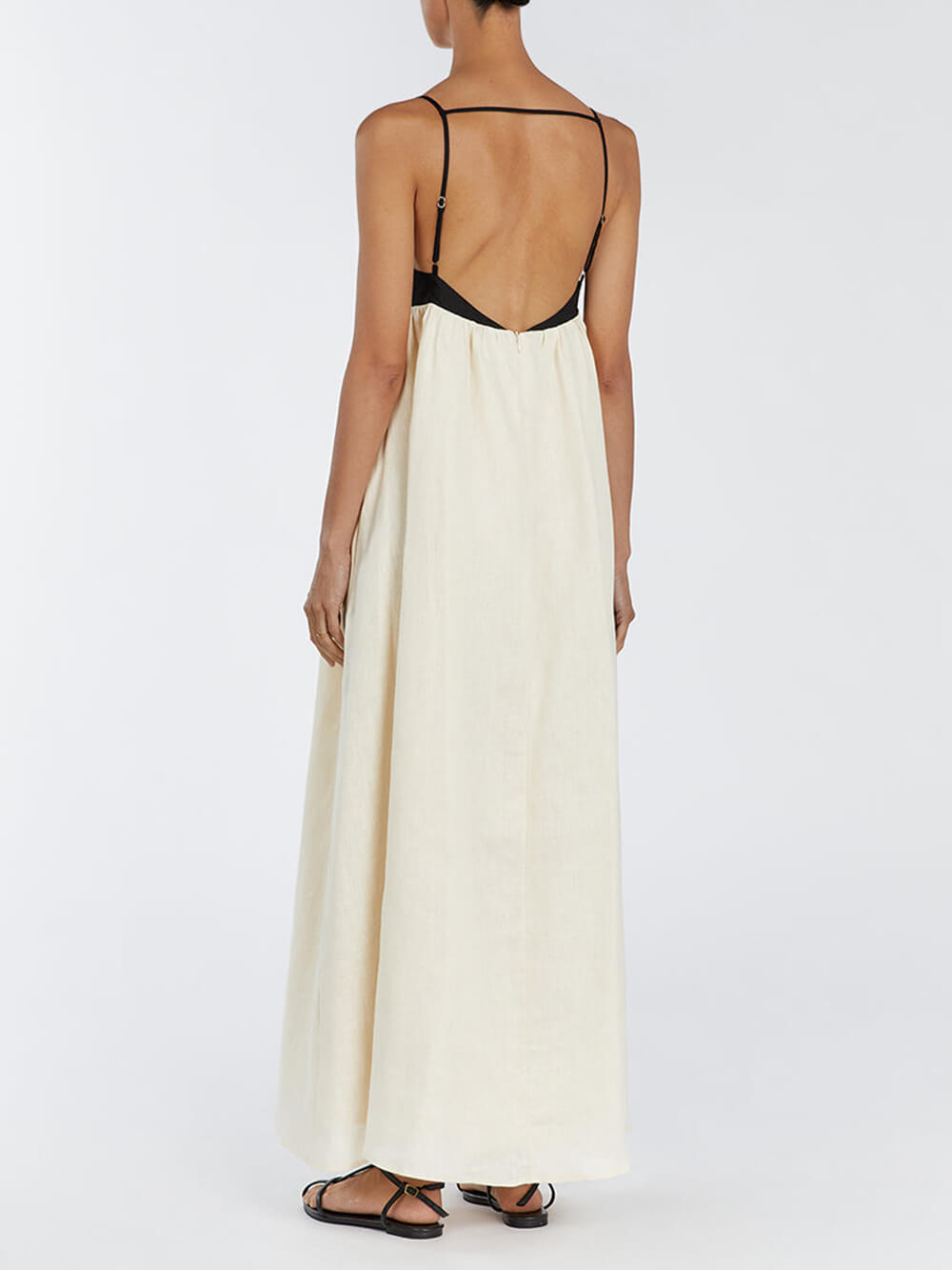 Zwart-witte maxi-jurk met losse bretels en patchwork